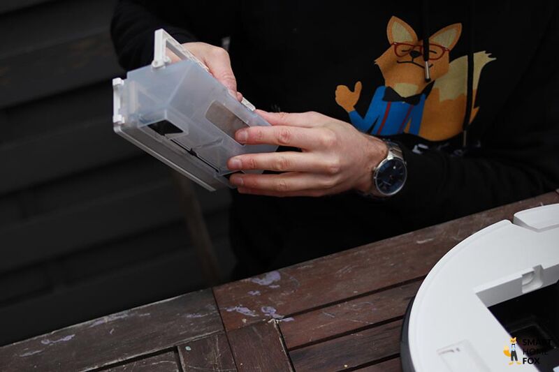 Staubbehälter samt Staubrückhalteklappe des Yeedi Vac 2 Pro sind zu sehen